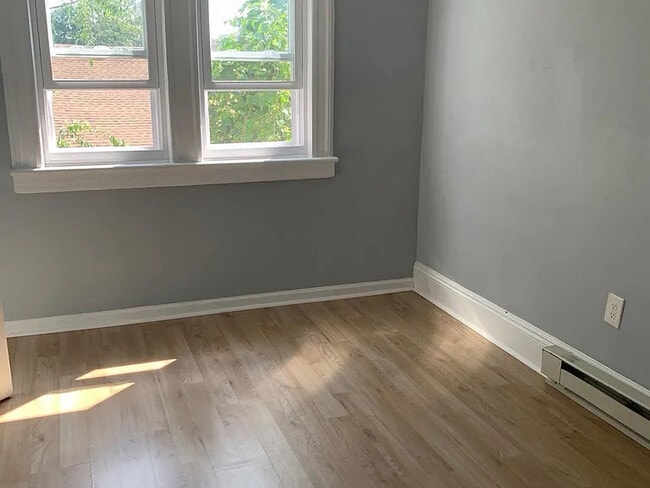 Building Photo - 454 E 27th St