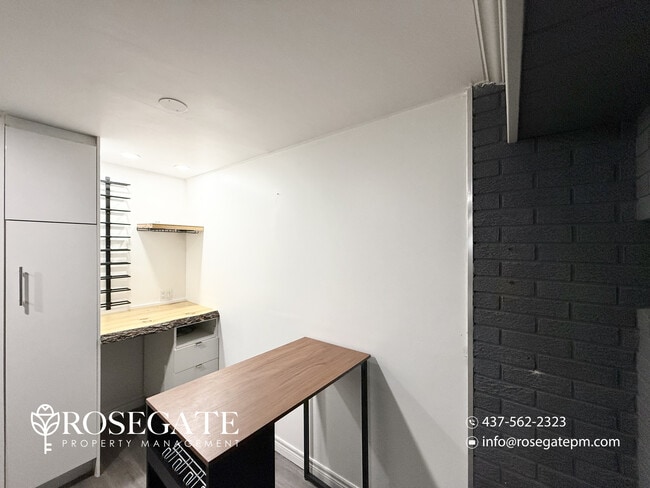 Photo du bâtiment - Bright 1-Bedroom Walk-Out Basement with Free Internet & Parking in Mississauga