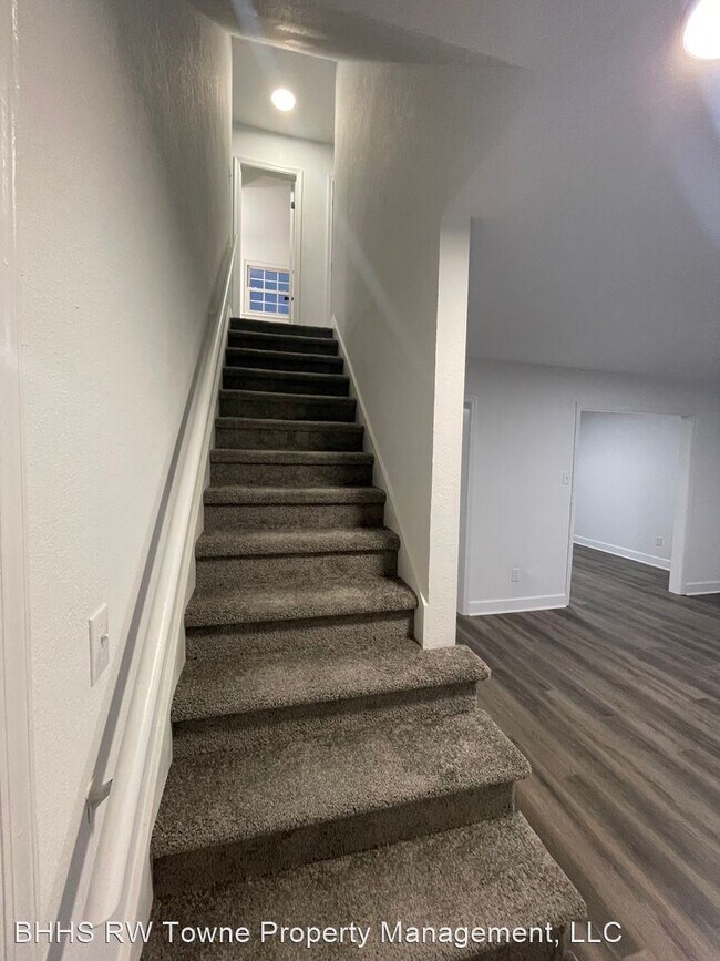 Building Photo - 3 br, 2.5 bath House - 932 Woodhue Court