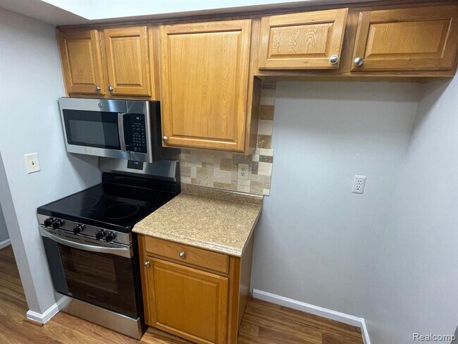 Building Photo - 634 E Fox Hills Dr
