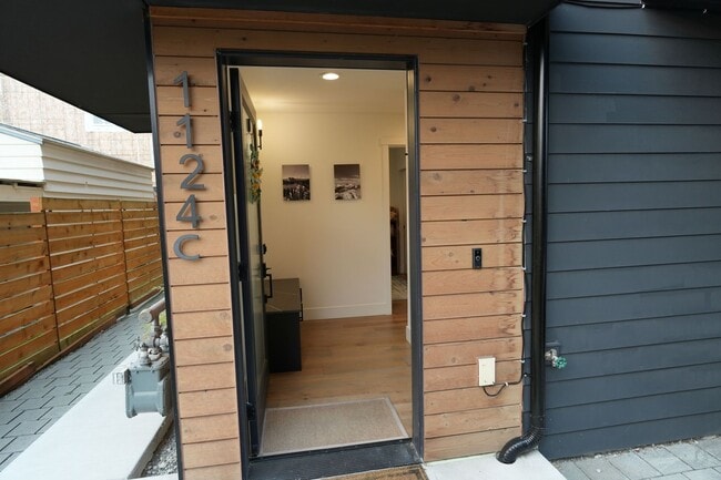 Building Photo - Bright Ballard Townhome – 2BR/2BA, 1,270 s...