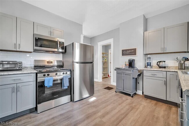 Foto del edificio - 1423 E 110th St