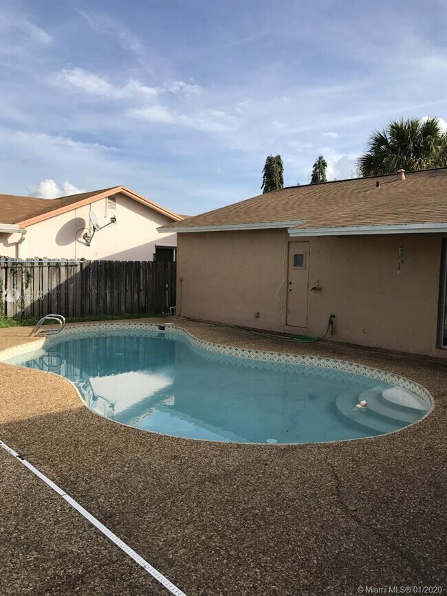 Foto del edificio - 11001 NW 20th Ct