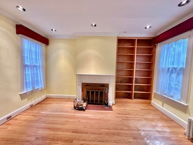 Building Photo - 947 25th St NW