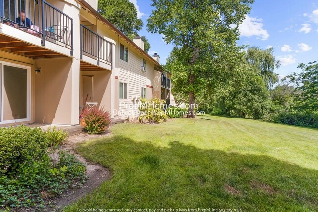 Building Photo - Beautiful NW Portland Ground Level One Bed...