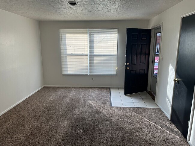 Foto del edificio - 2 Bedroom 1 bath Crescent St. Duplexes