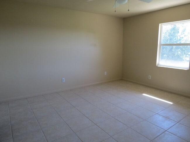 Building Photo - 2 Bedroom Condo With Garage and Lake Views