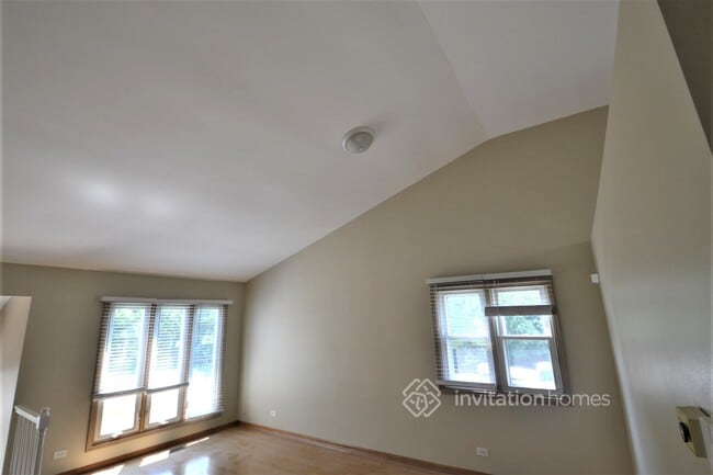 Building Photo - 800 E Belmont Ave