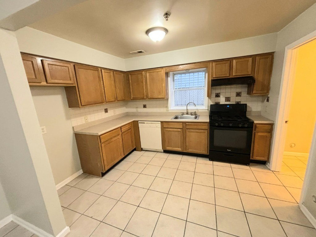 Photo - 132 Fabyan Place Apt #1, Newark, NJ 07112 - 4 BR 1.5 BA Townhouse
