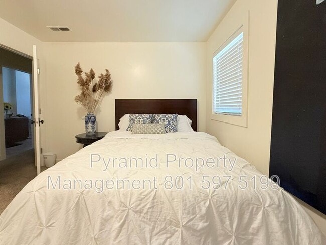 Building Photo - 247 S 700 W