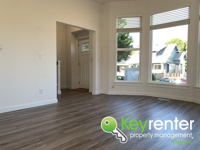 Building Photo - Newly Remodeled Centrally Located Tacoma H...