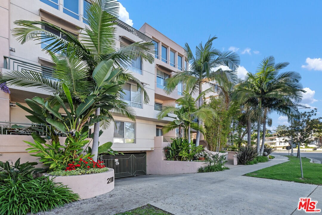 Foto principal - 2111 S Beverly Glen Blvd