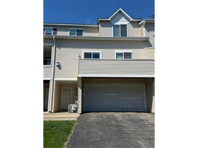 Building Photo - 6886 Meadow Grass Ln S
