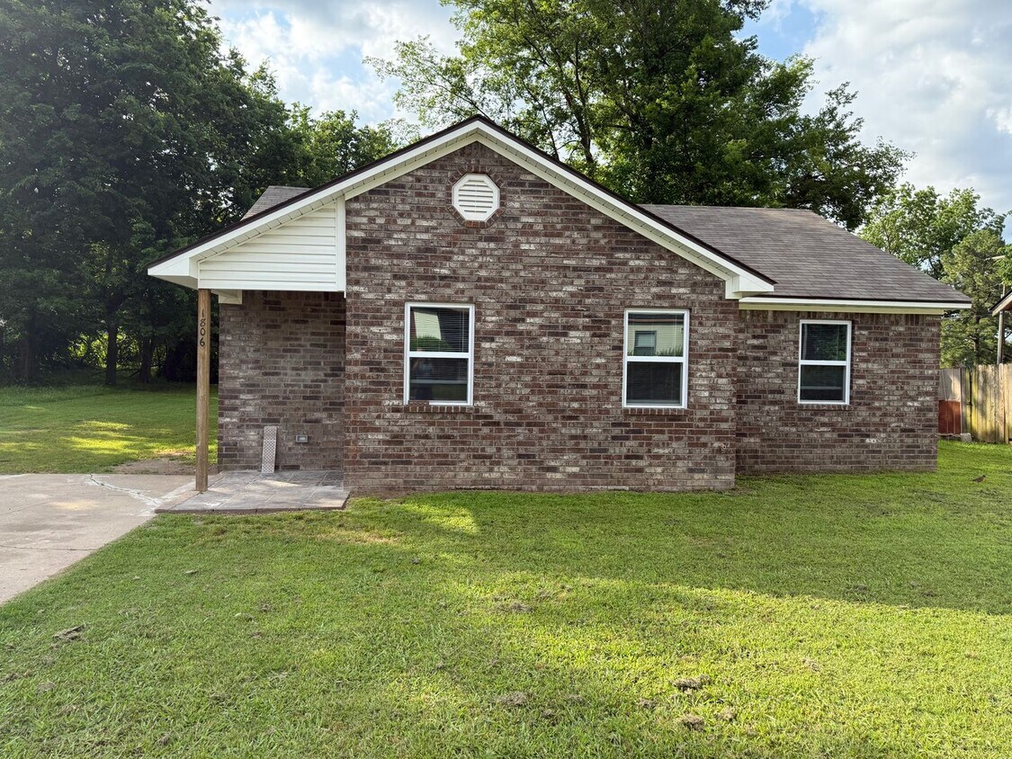 3 Bed 1 Bath House. Yard Care Included. - 3 Bed 1 Bath House.  Yard Care Included.