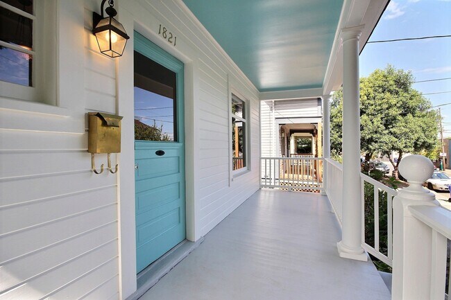 Foto del edificio - Charming Victorian home with private driveway