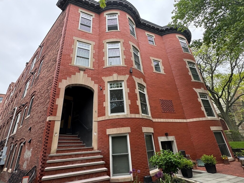 Primary Photo - 1 Strathmore Rd