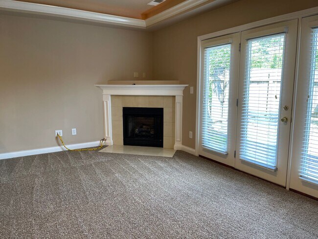Foto del edificio - **COMING SOON** NICE 3 BR, 2.5 Bath Townhouse! New Paint & Carpet, Attached Garage, All Electric;