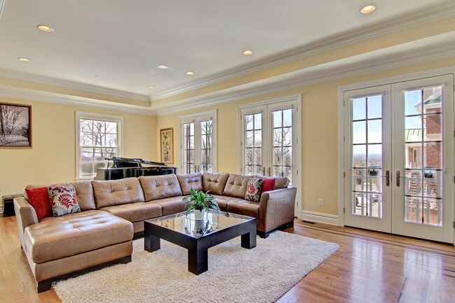 Building Photo - 908 Heights Ln