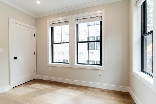 Foto del edificio - No Broker Fee - JP 4 Bed - parking space i...