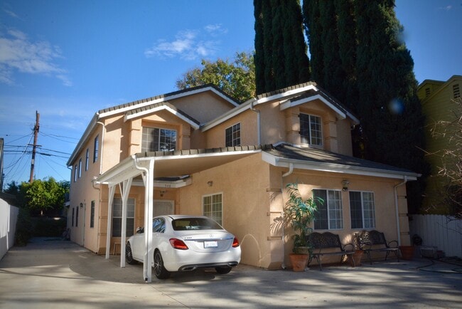 Foto del edificio - 548 N Windsor Blvd