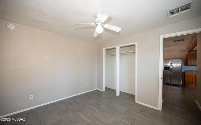 Building Photo - 810 E Linden St