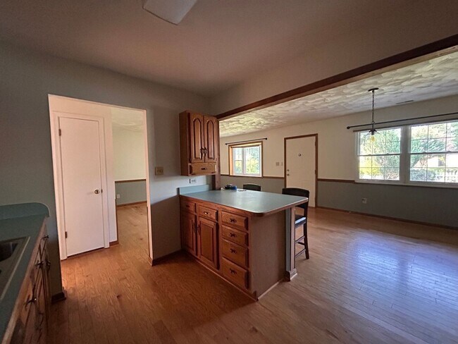 Foto del edificio - Charming 3-Bedroom Ranch on Oversized Corn...