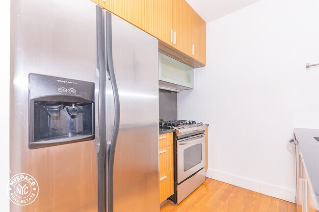 Building Photo - 161 Meserole St