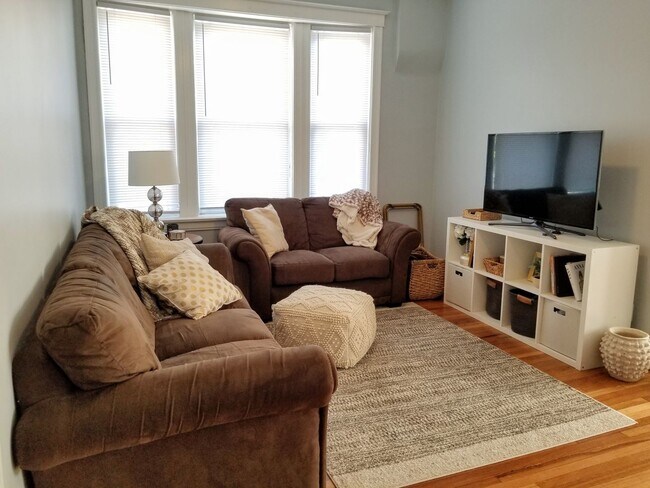 Foto del edificio - 3 bedroom rehab in the heart of Ukrainian Village