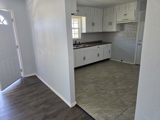 Building Photo - 404 S Spruce Ave