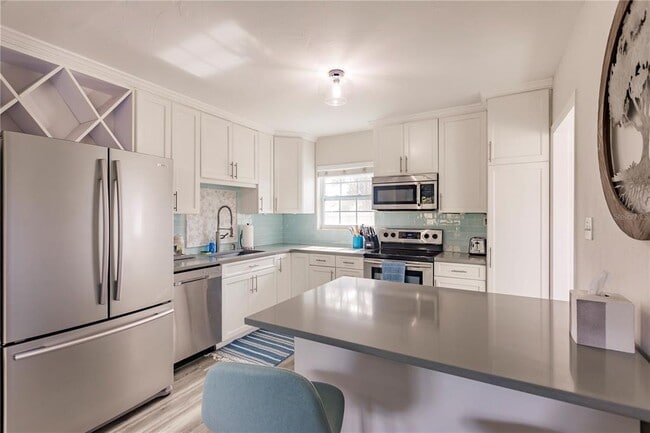 Foto del edificio - 688 Constance Rd