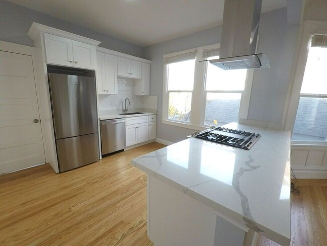 Foto del edificio - Remodeled 4BR/2BA w/ In-Unit Laundry & Mod...