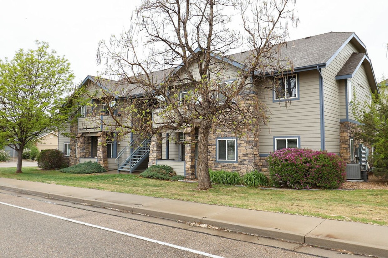 Foto principal - Updated 2 Bedroom Apartment in Windsor
