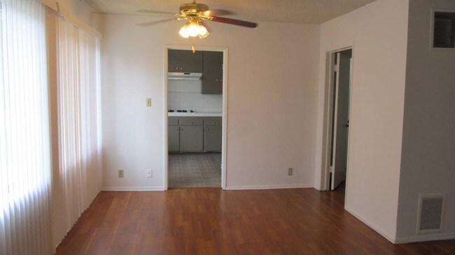 Building Photo - 724 N Sweetzer Ave