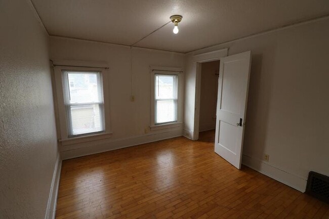 Building Photo - 526 Madison St
