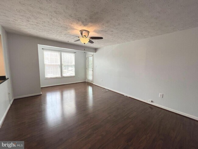 Foto del edificio - Beautiful 2bd 2bth mid level condo featuri...