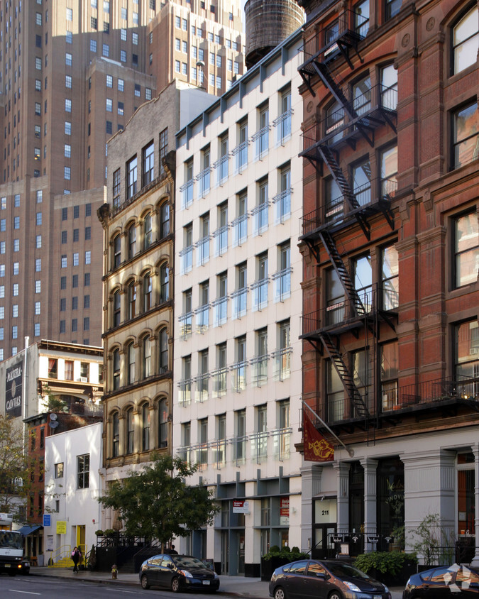 Foto del edificio - 217 W Broadway