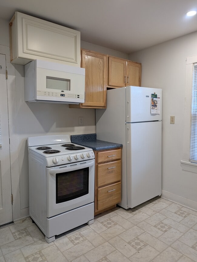 Building Photo - 614 Robeson St
