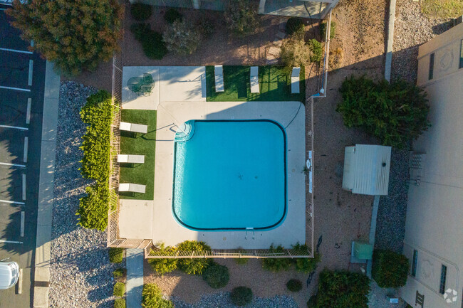 Piscina - Country Crest Apartment Homes