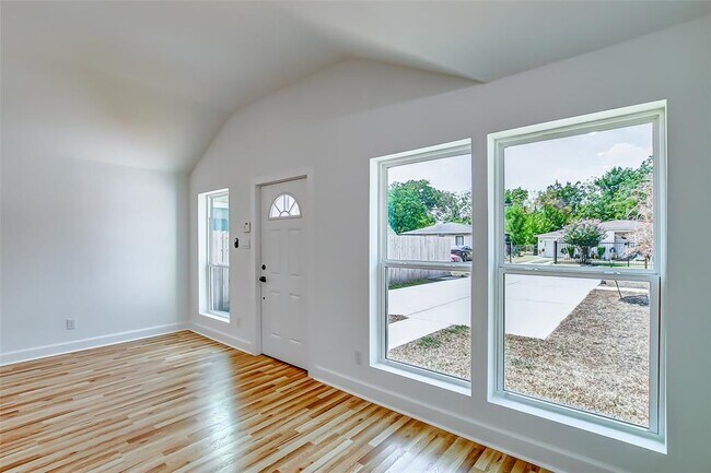 Building Photo - 114 De Haven St