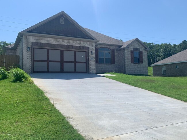 Building Photo - Charming Three Bedroom Single Family Home ...