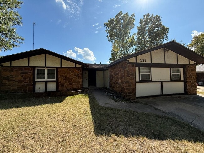 Building Photo - 4 Bedroom, Vinyl Flooring House, Large Yar...
