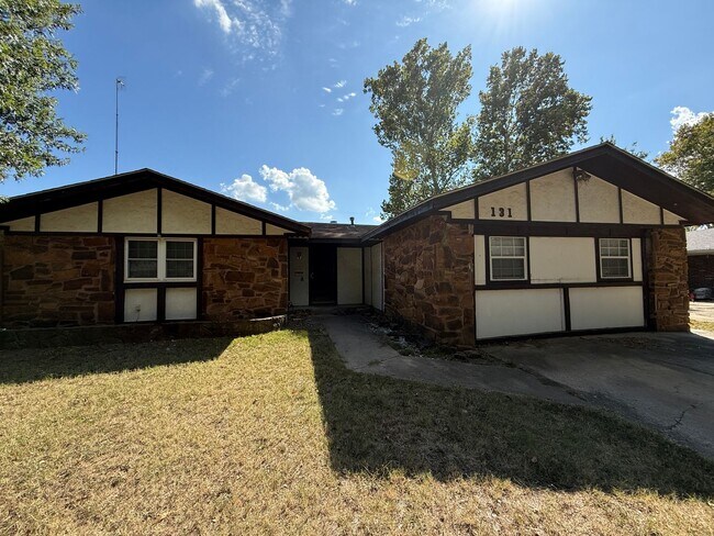 Foto del edificio - 4 Bedroom, Vinyl Flooring House, Large Yar...