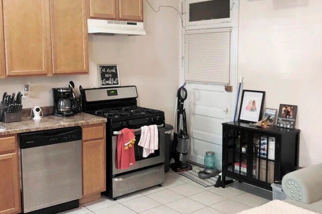 Building Photo - 3321 N Lakewood Ave