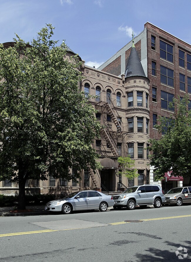 Foto del edificio - 45 Westland Ave