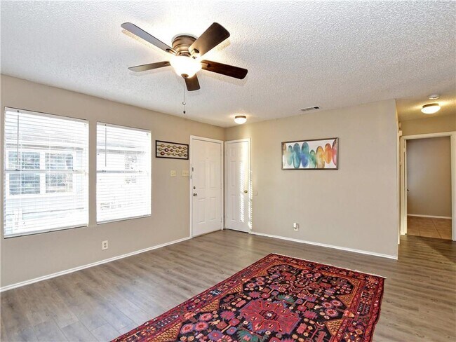 Foto del edificio - 5401 Spring Meadow Rd
