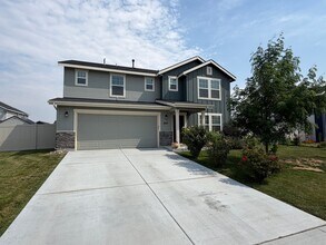 Building Photo - 690 SW Raelynn St