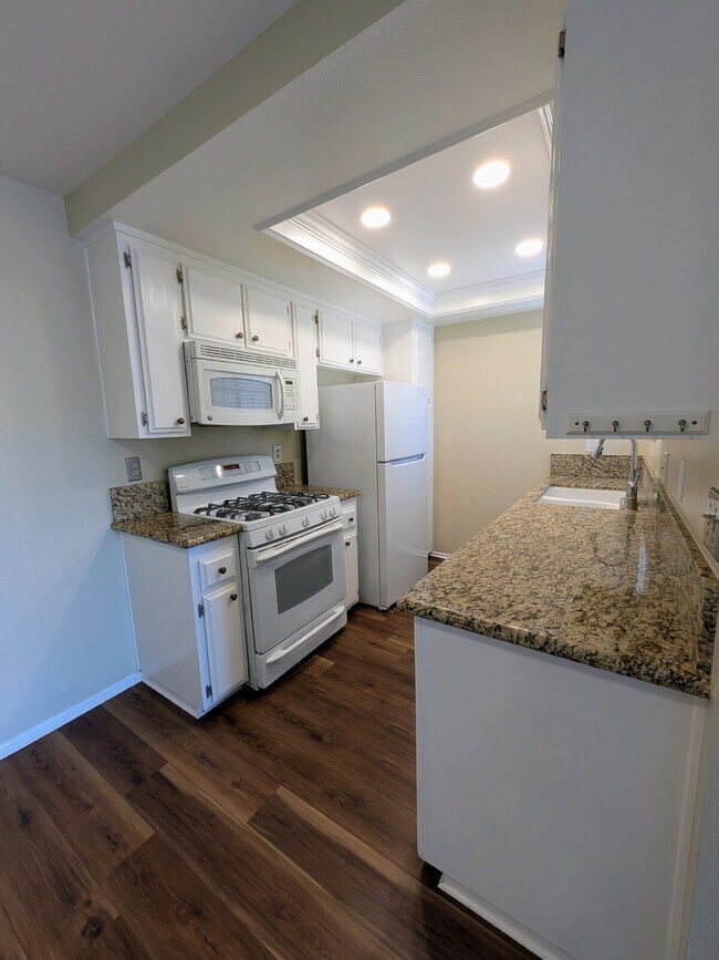 Foto del edificio - MOVE-IN READY – 1 BEDROOM CONDO IN GATED TUSTIN COMMUNITY (UNIT 70)
