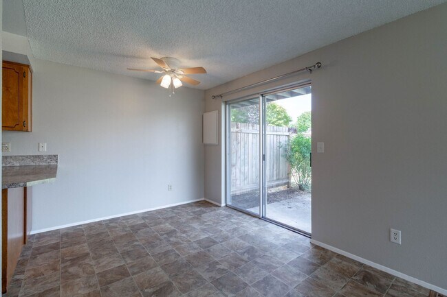Foto del edificio - Charming 3 bedroom 2.5 bathroom Duplex cen...