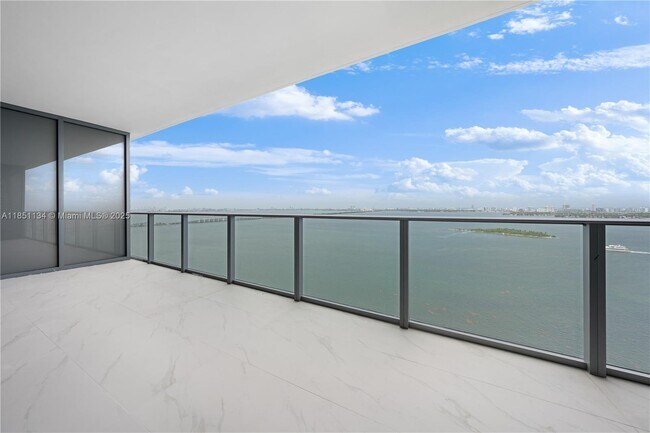 Foto del edificio - 700 NE 24th St