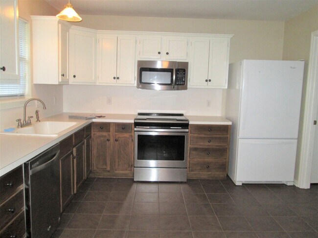 Foto del edificio - Spacious 3 bedroom 2 bath home in Tyler! Coming soon!